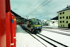 Ge 4/4 III 647 / Standort: In Bever / Datum: 19.11.2001 / Zugnummer D 525